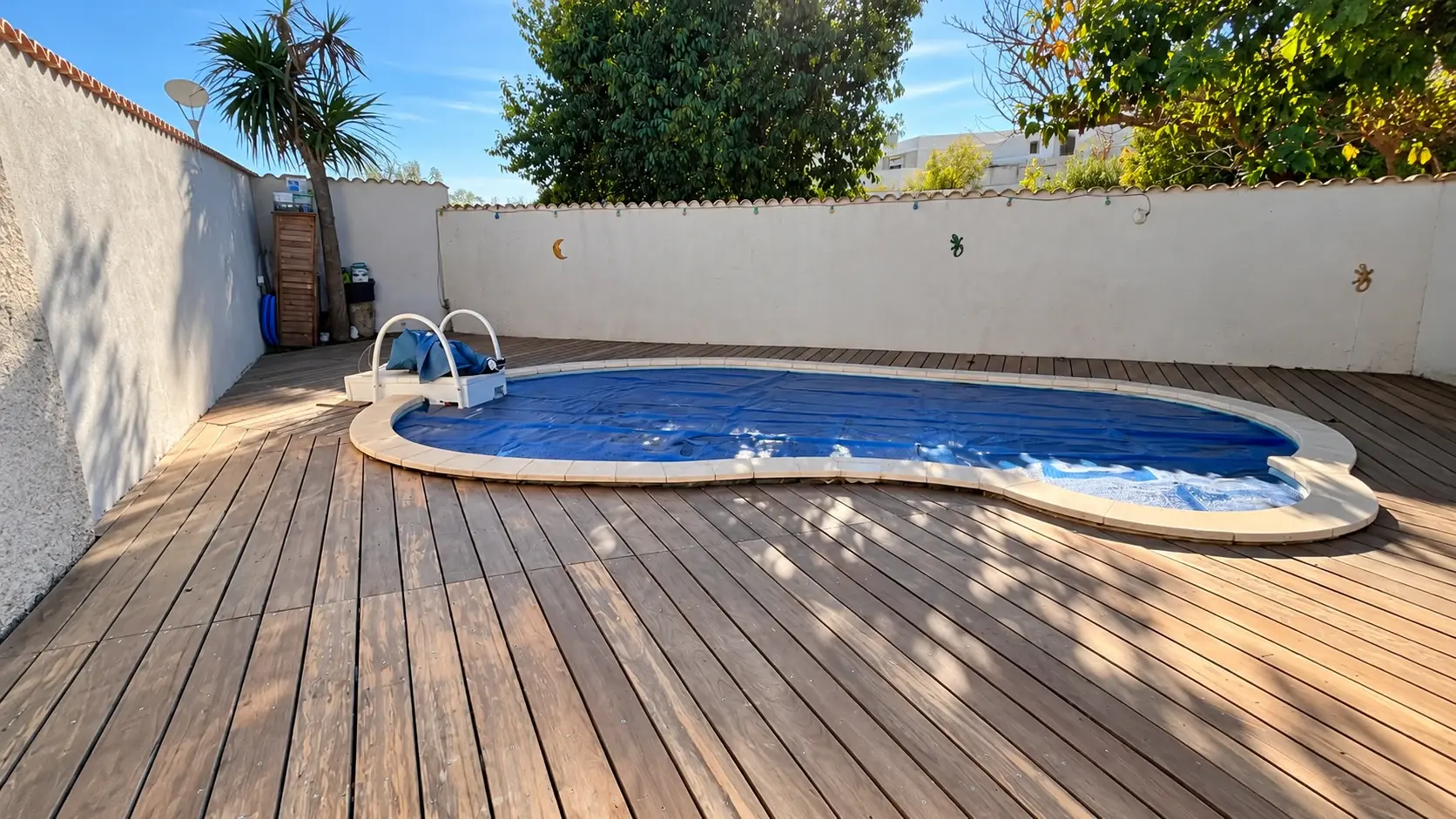 Terrasse en bois autour de la piscine après intervention